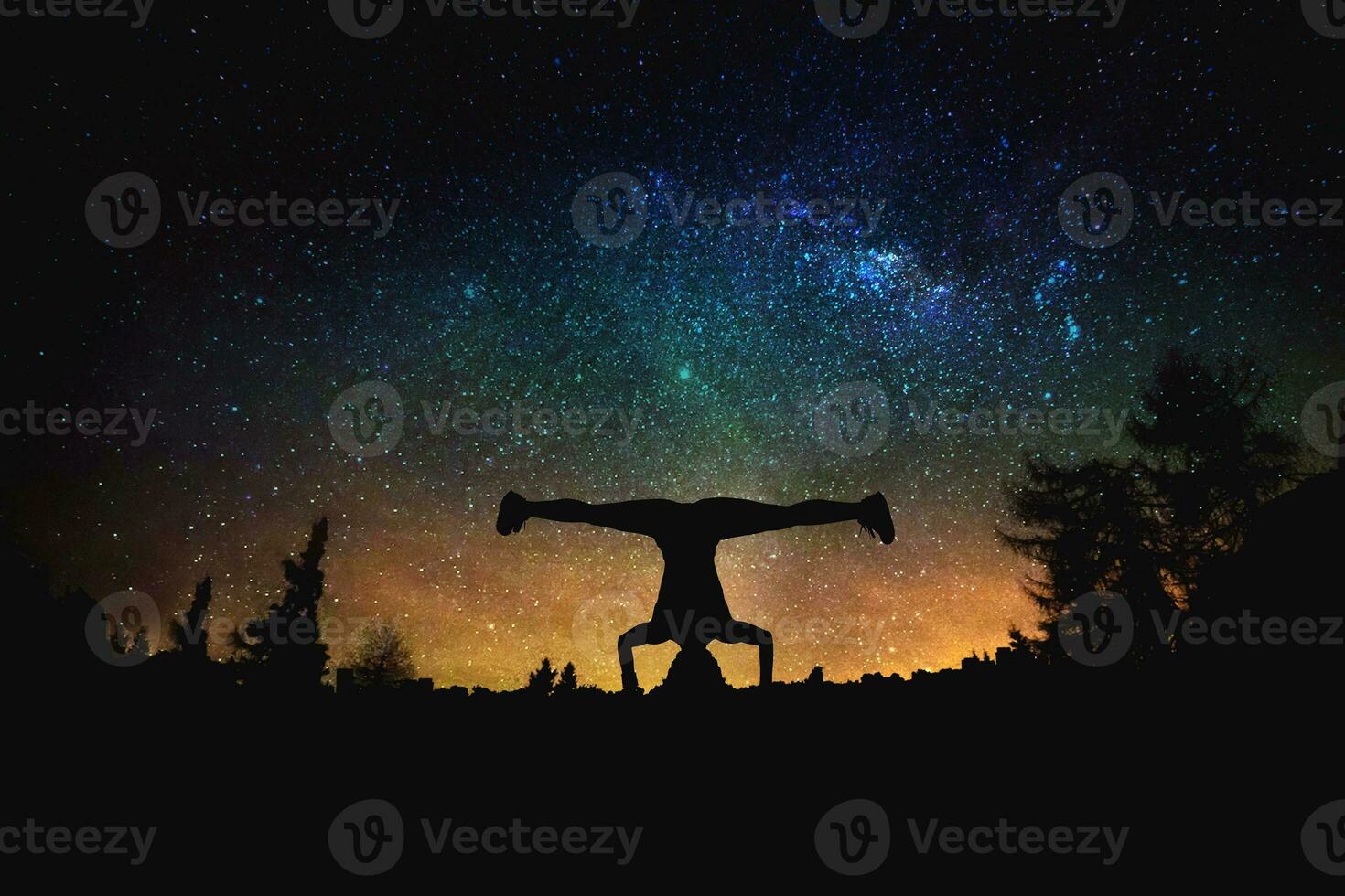 yoga y bailando silueta a el noche estrellado cielo antecedentes. foto