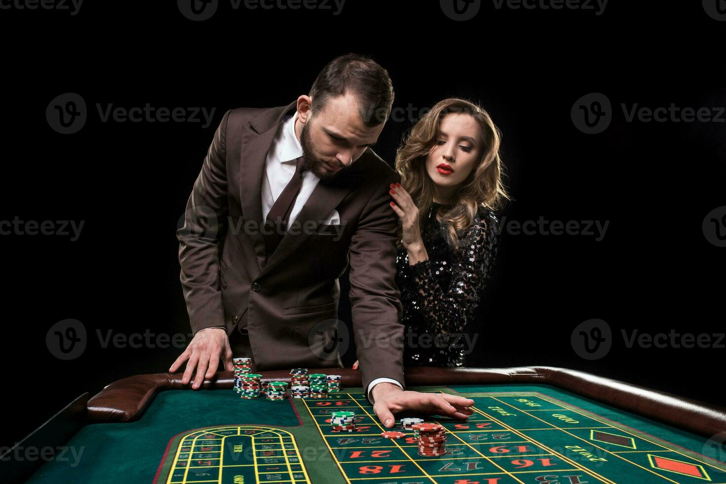 hombre y mujer jugando a ruleta mesa en casino foto