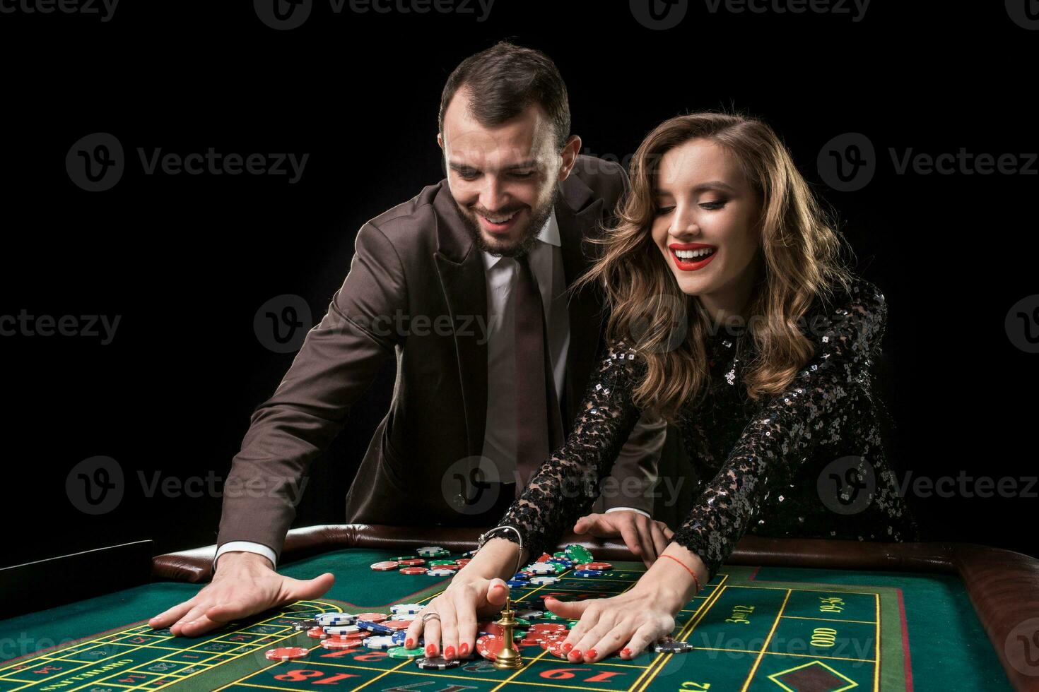 hombre y mujer jugando a ruleta mesa en casino foto