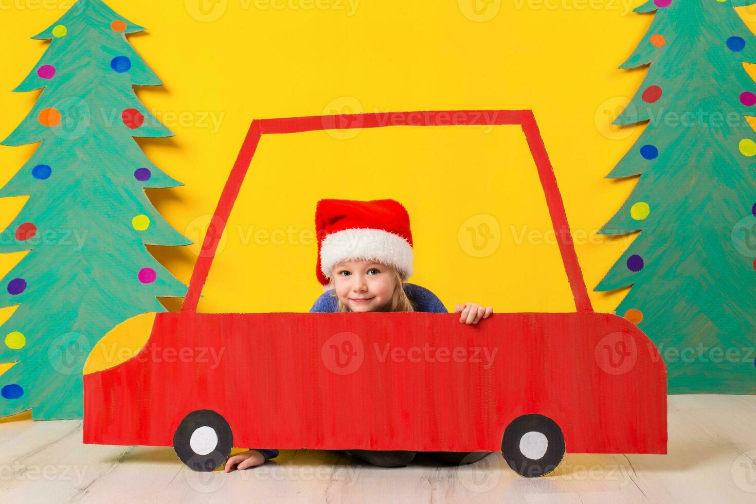 niño en rojo Navidad coche. Navidad fiesta concepto foto