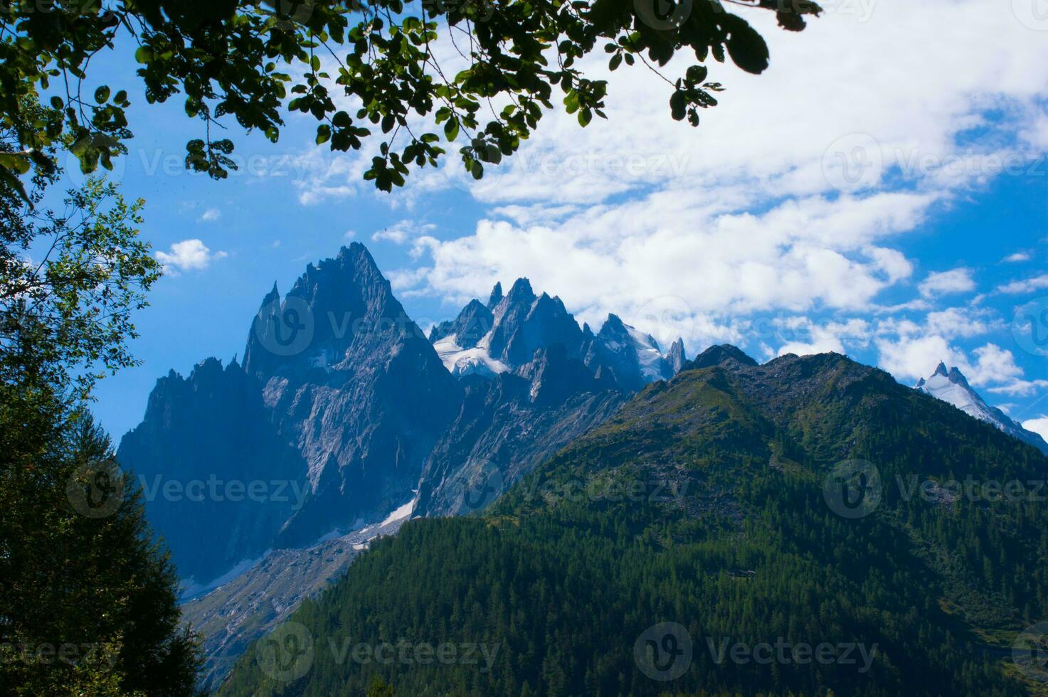 a mountain range photo