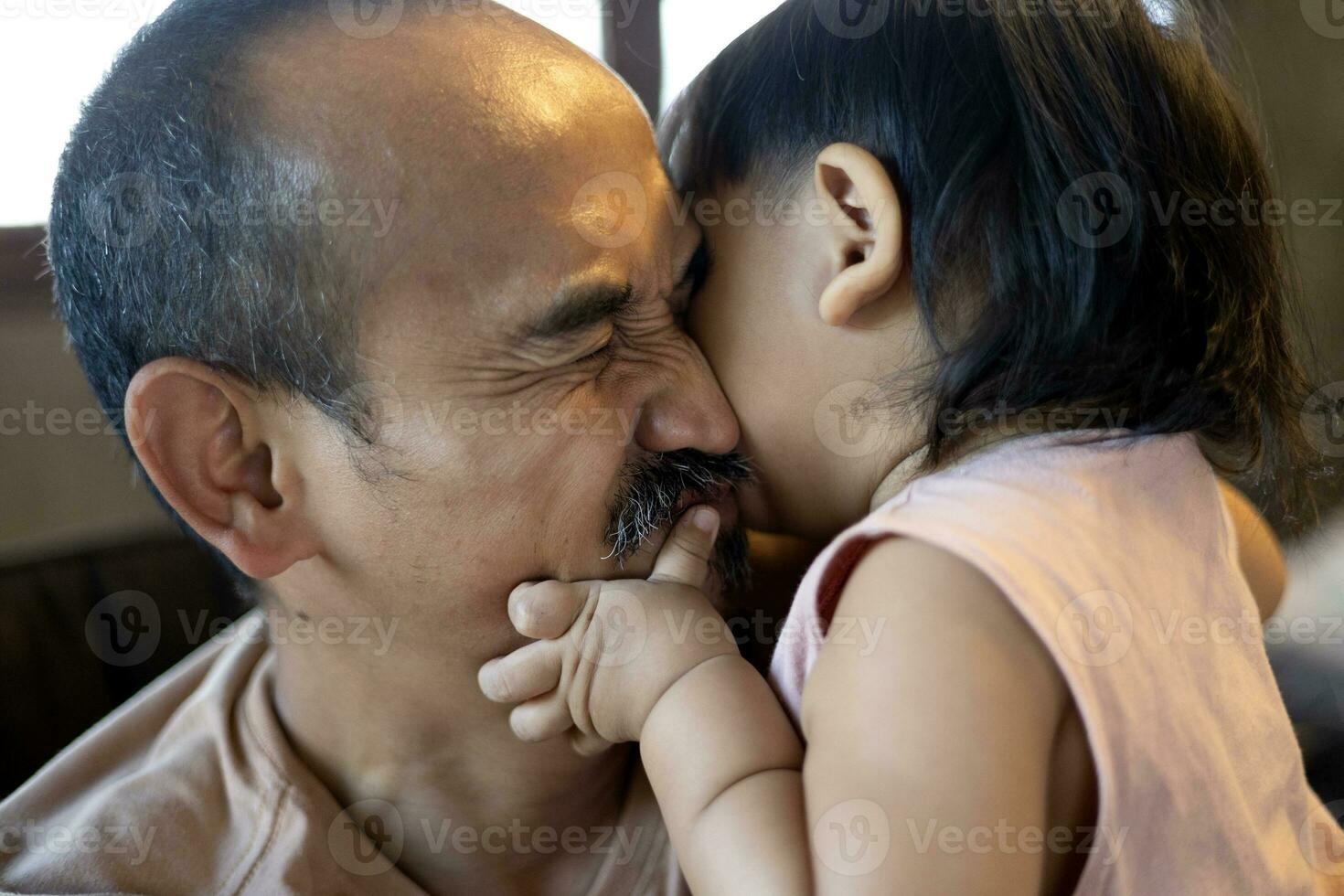 chico abrazando y Beso su papá. foto