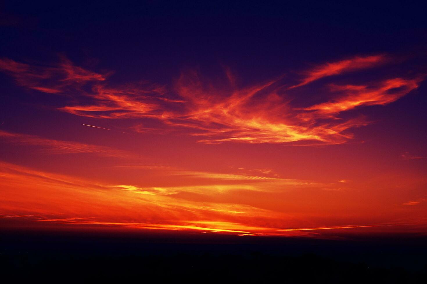 un paisaje de nubes puesta de sol foto