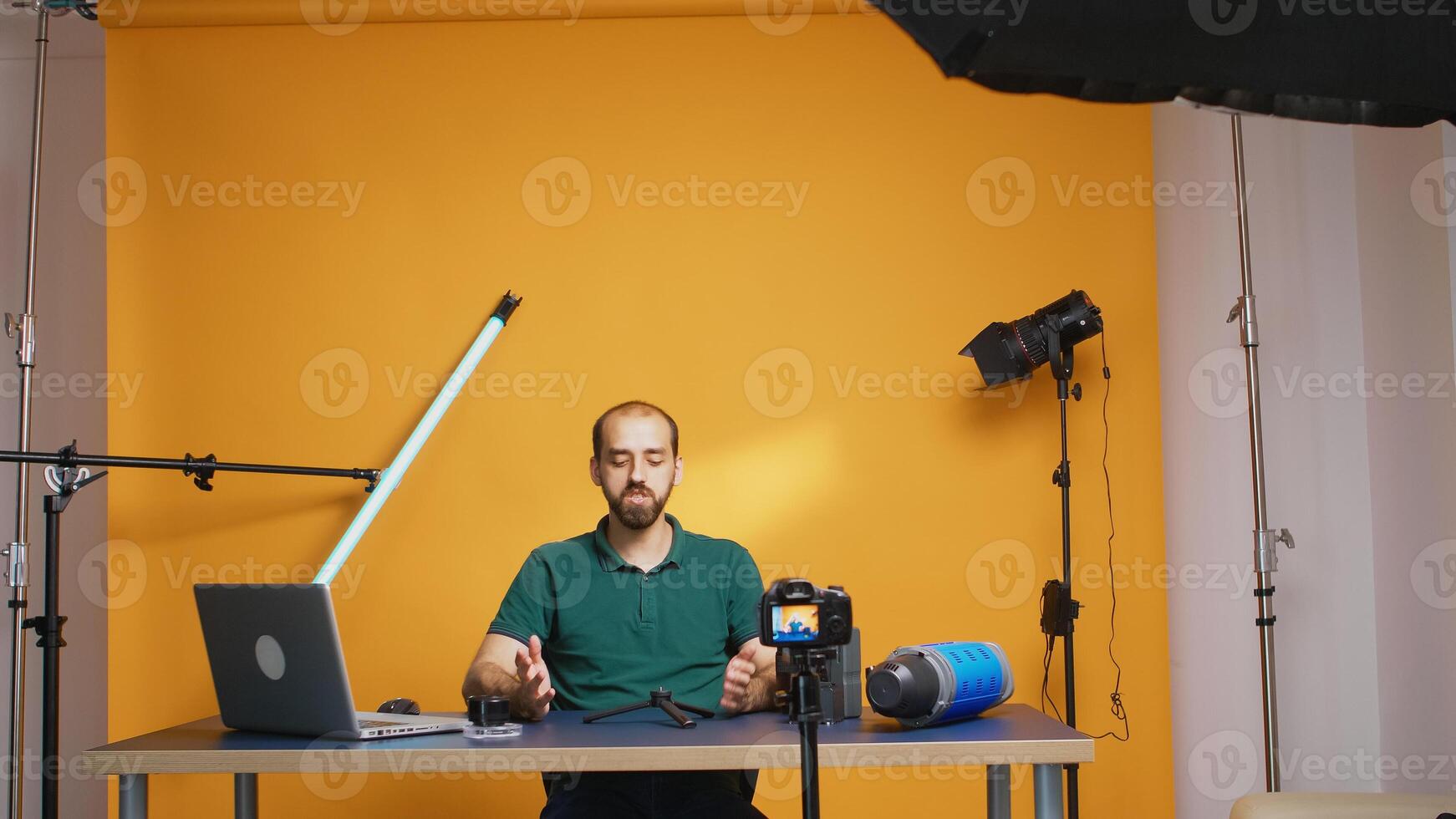 vlogger grabación testimonial acerca de mini trepiado para suscriptores. profesional estudio vídeo y foto equipo tecnología para trabajar, foto estudio social medios de comunicación estrella y hombre de influencia