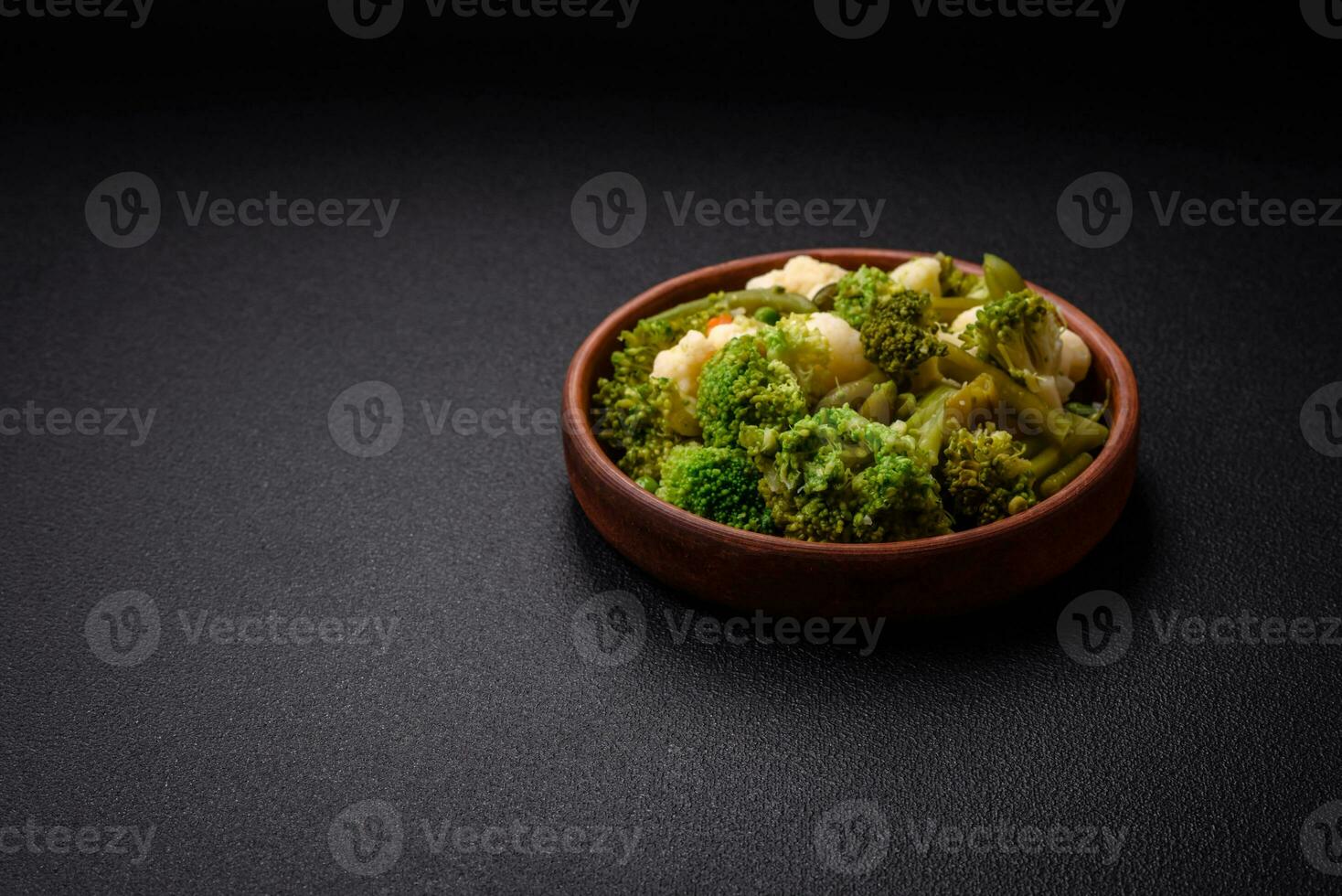 delicioso Fresco vegetales al vapor zanahorias, brócoli, coliflor foto