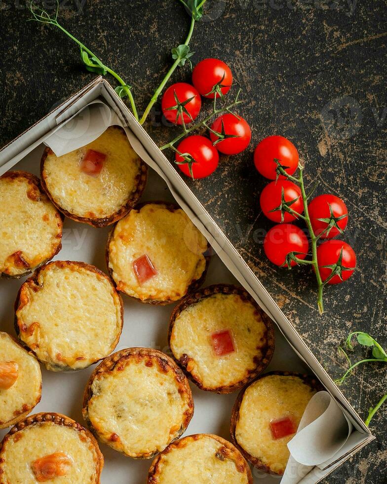 ai generado gastrónomo mini quiches en rústico fondo foto