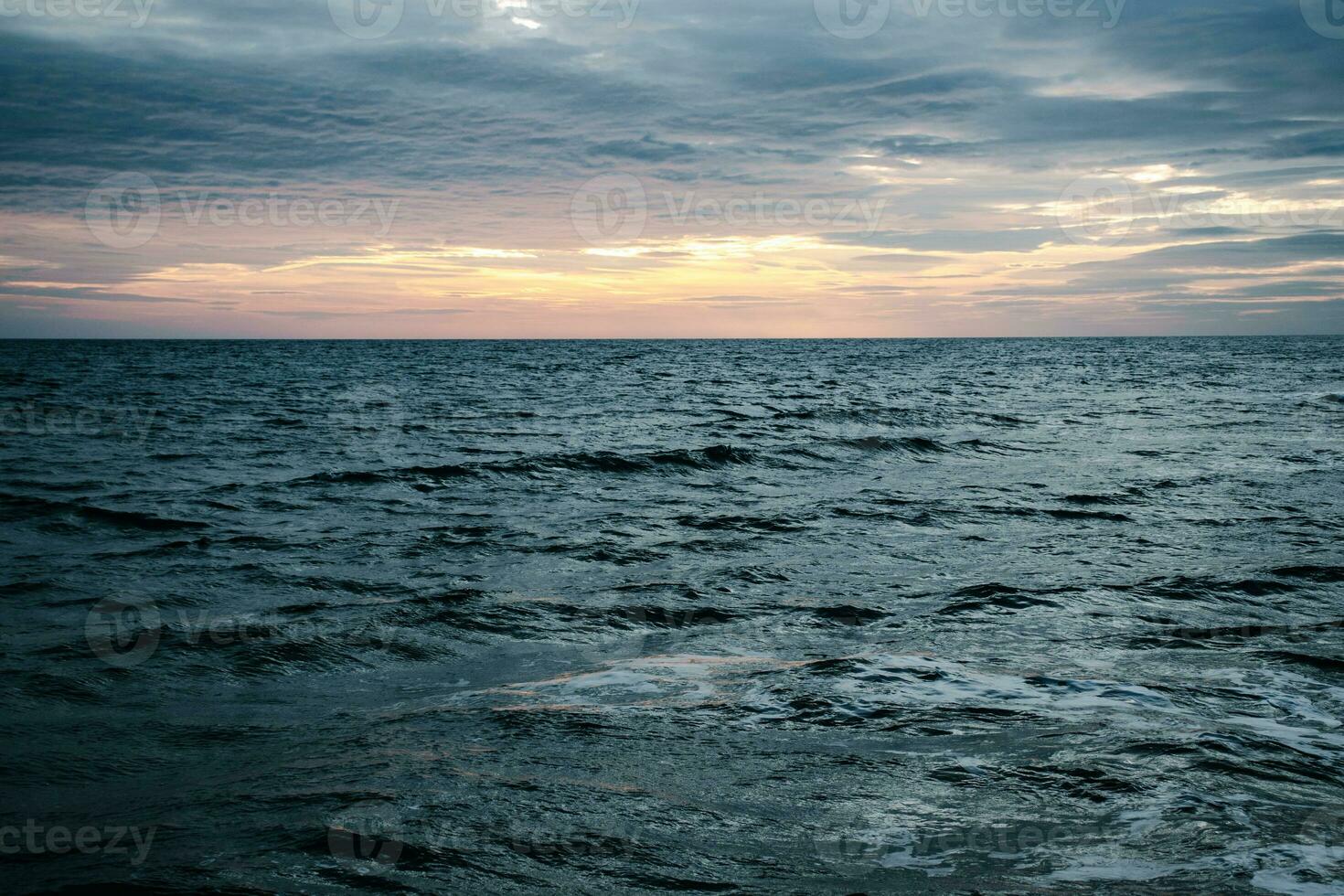 puesta de sol en Mediterráneo mar olas paisaje foto. pacífico playa tiempo. foto