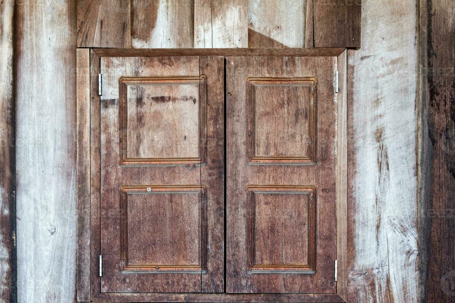 antiguo de madera pared y cerca ventana foto