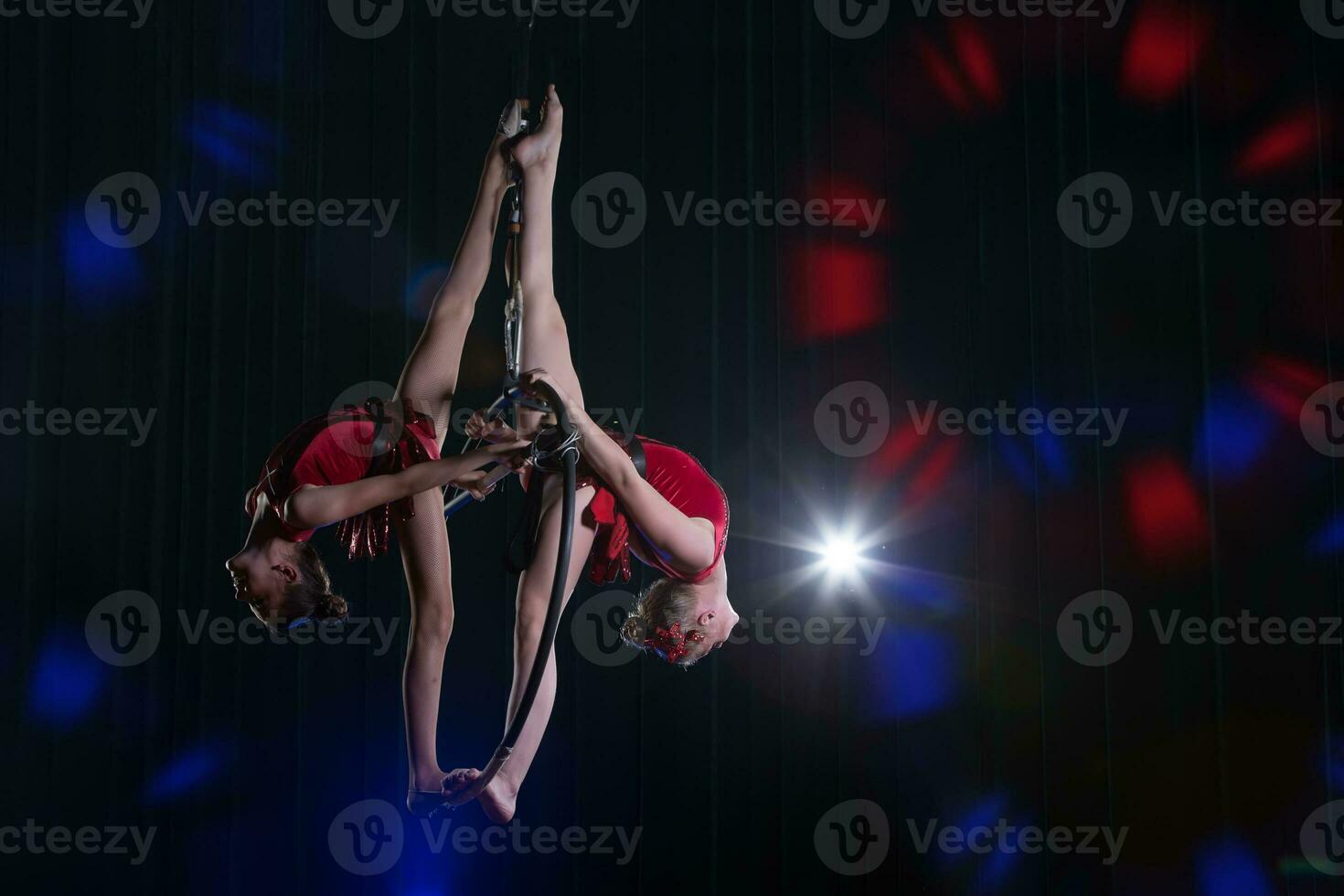 circo Actriz acróbata actuación. dos muchachas realizar acrobático elementos en el aire anillo. foto