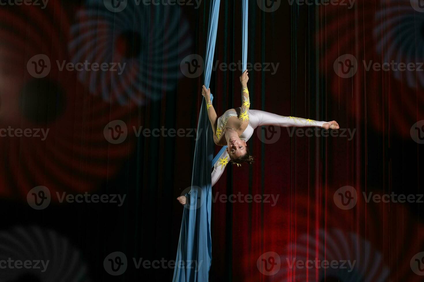 circo artista acróbata actuación en lienzos el niña realizar acrobático elementos en el aire. foto