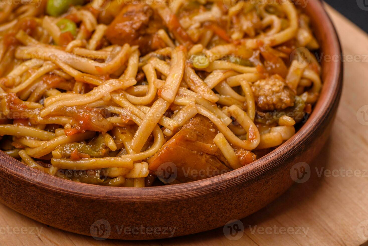 delicioso asiático udon plato con verduras, hongos, sal y especias foto