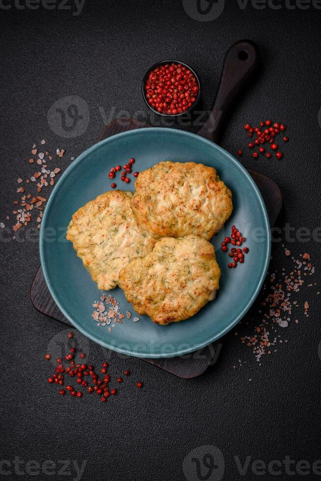 delicioso Fresco frito picado pescado chuletas con especias y hierbas foto