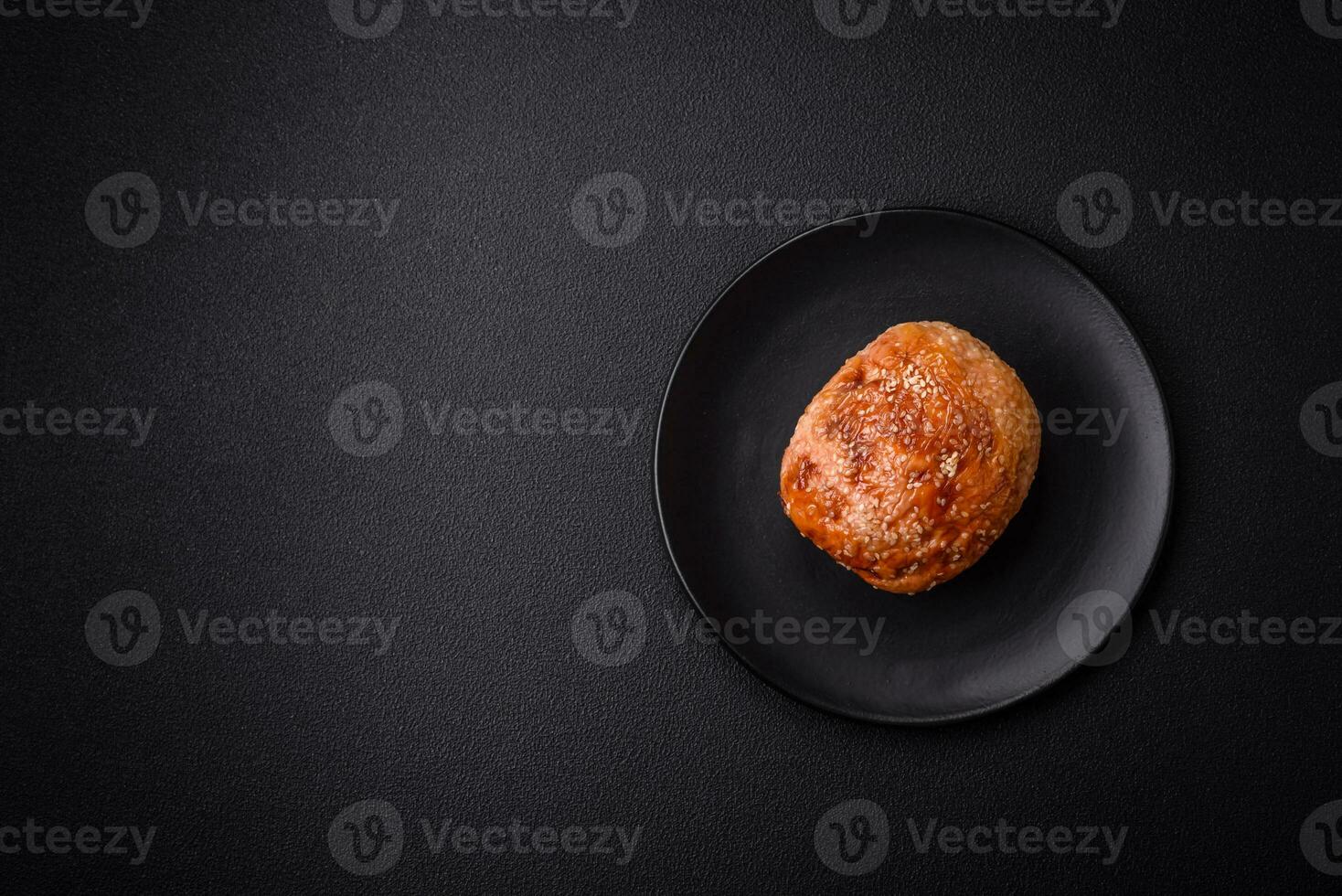 delicioso horneado pollo o Turquía carne rodar con sal y especias foto