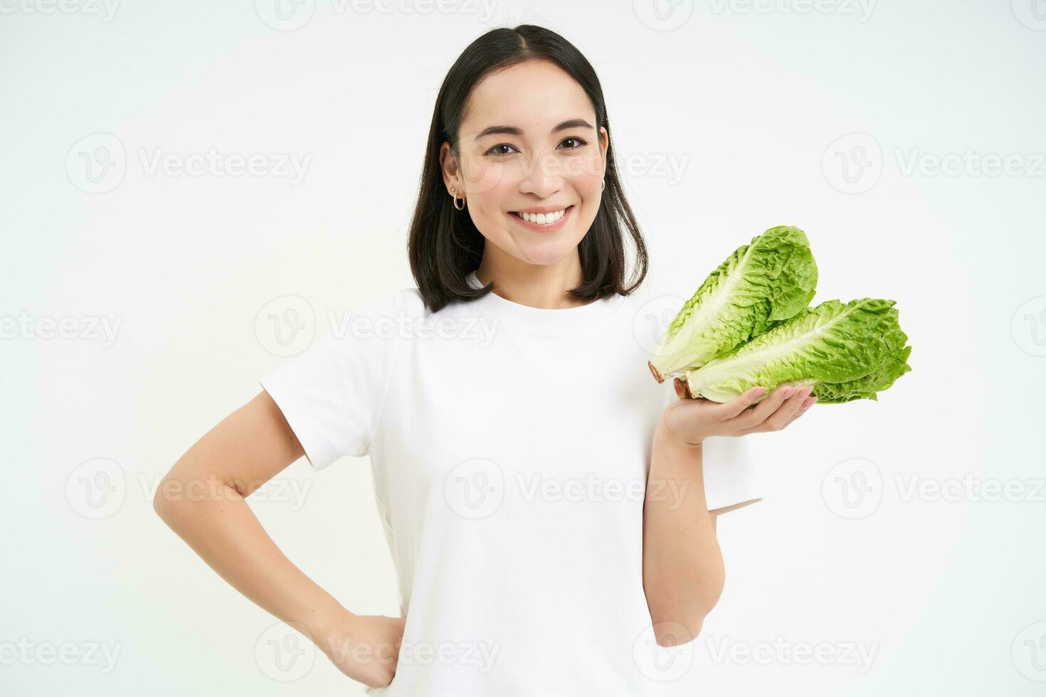 retrato de asiático mujer sonriente, demostración repollo, Fresco verduras, repollo para nutritivo dieta, blanco antecedentes foto