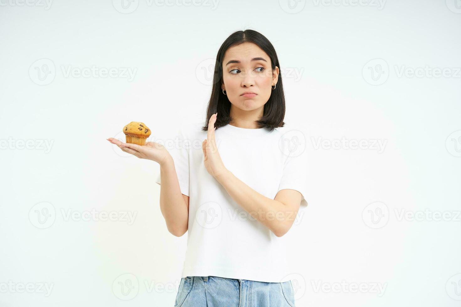 linda asiático niña con será fuerza, se niega el magdalena, corsé en dieta, aislado en blanco antecedentes foto