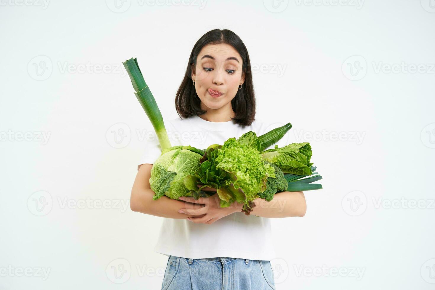 imagen de coreano niña vegetariano, sostiene crudo verduras, aislado en blanco antecedentes foto