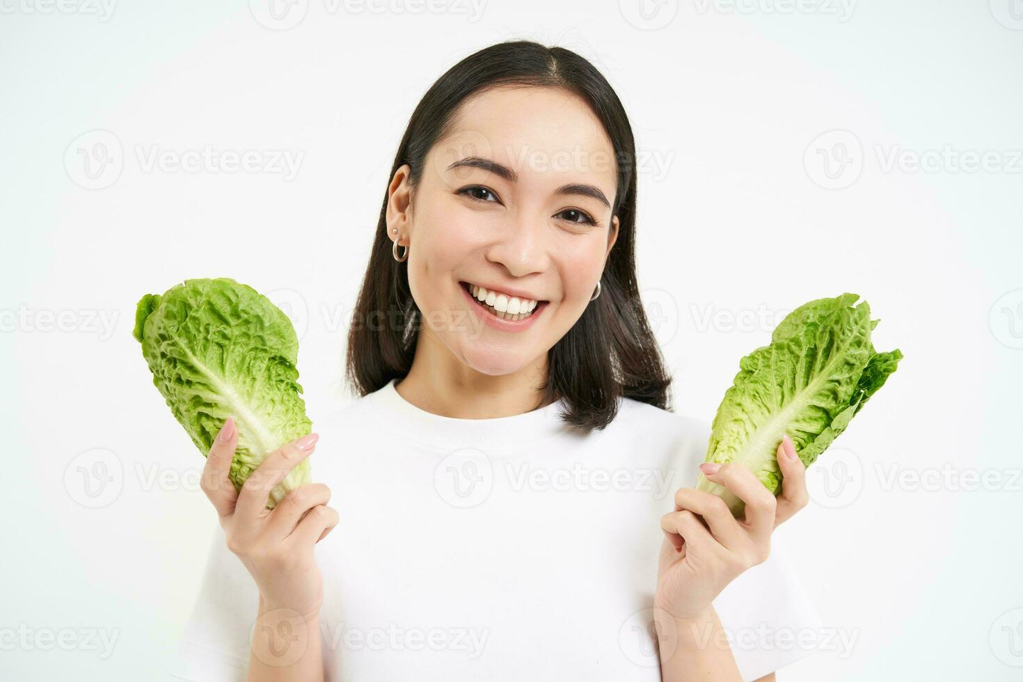 contento coreano mujer vegetariano, sonriente y demostración repollo, comiendo lechuga en dieta, Guías activo estilo de vida, blanco antecedentes foto