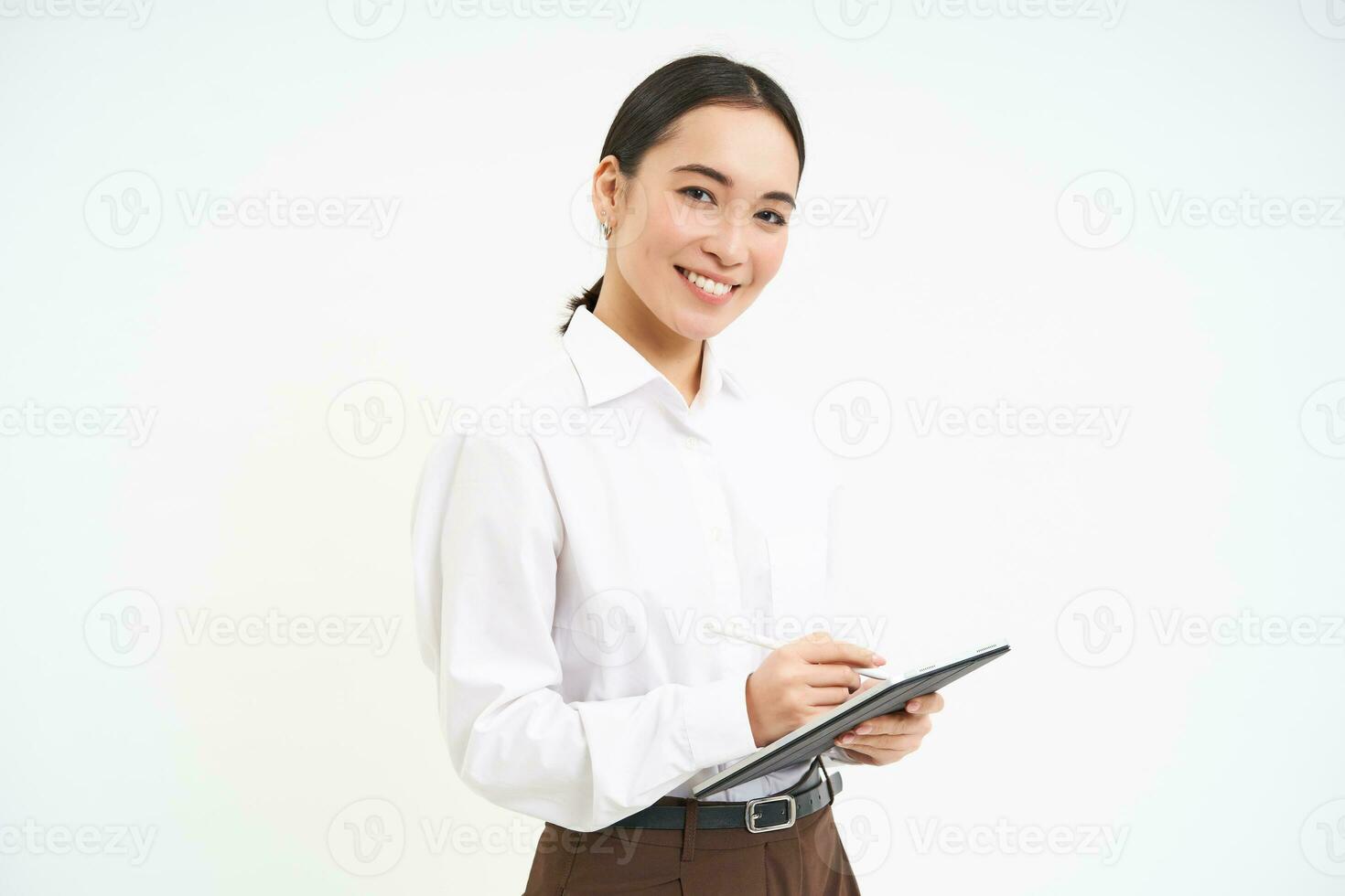 hermosa asiático mujer, empresario con digital tableta, trabajando en negocio proyecto, líder reunión y mirando a notas en dispositivo, blanco antecedentes foto