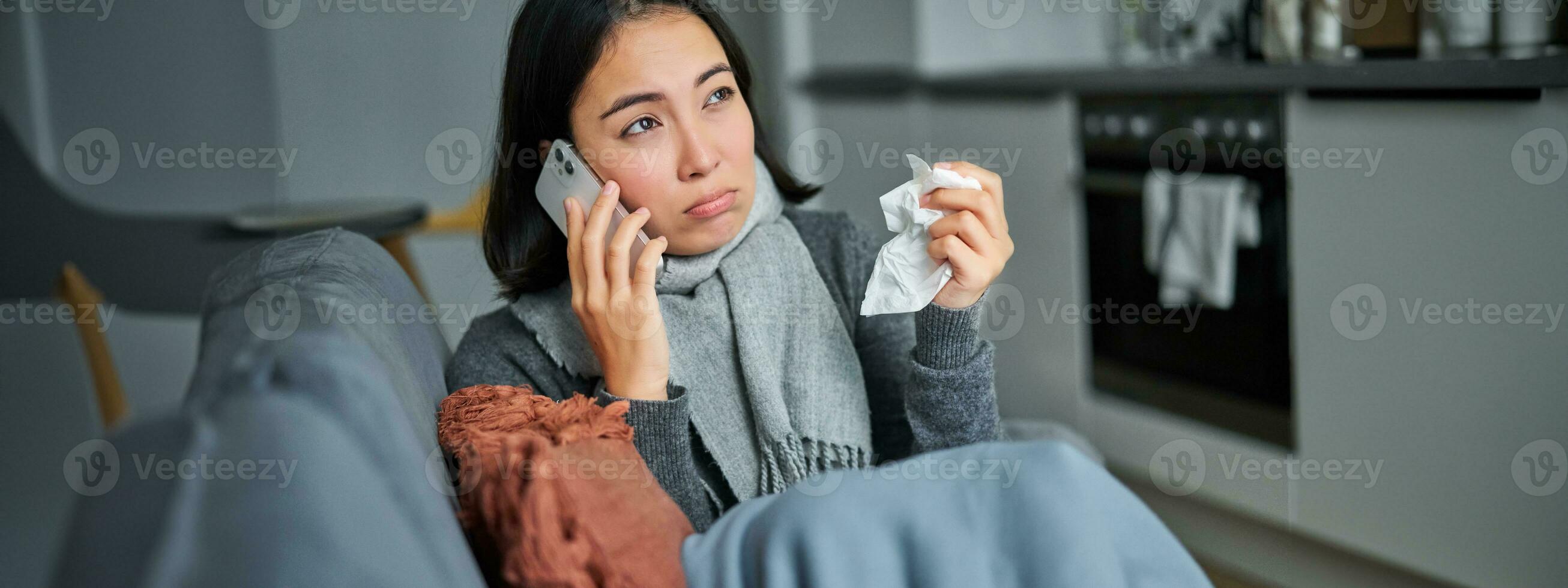 retrato de enfermo mujer vocación su médico clínica, teléfono llamada cita con gp, atrapado frío y corsé a hogar foto