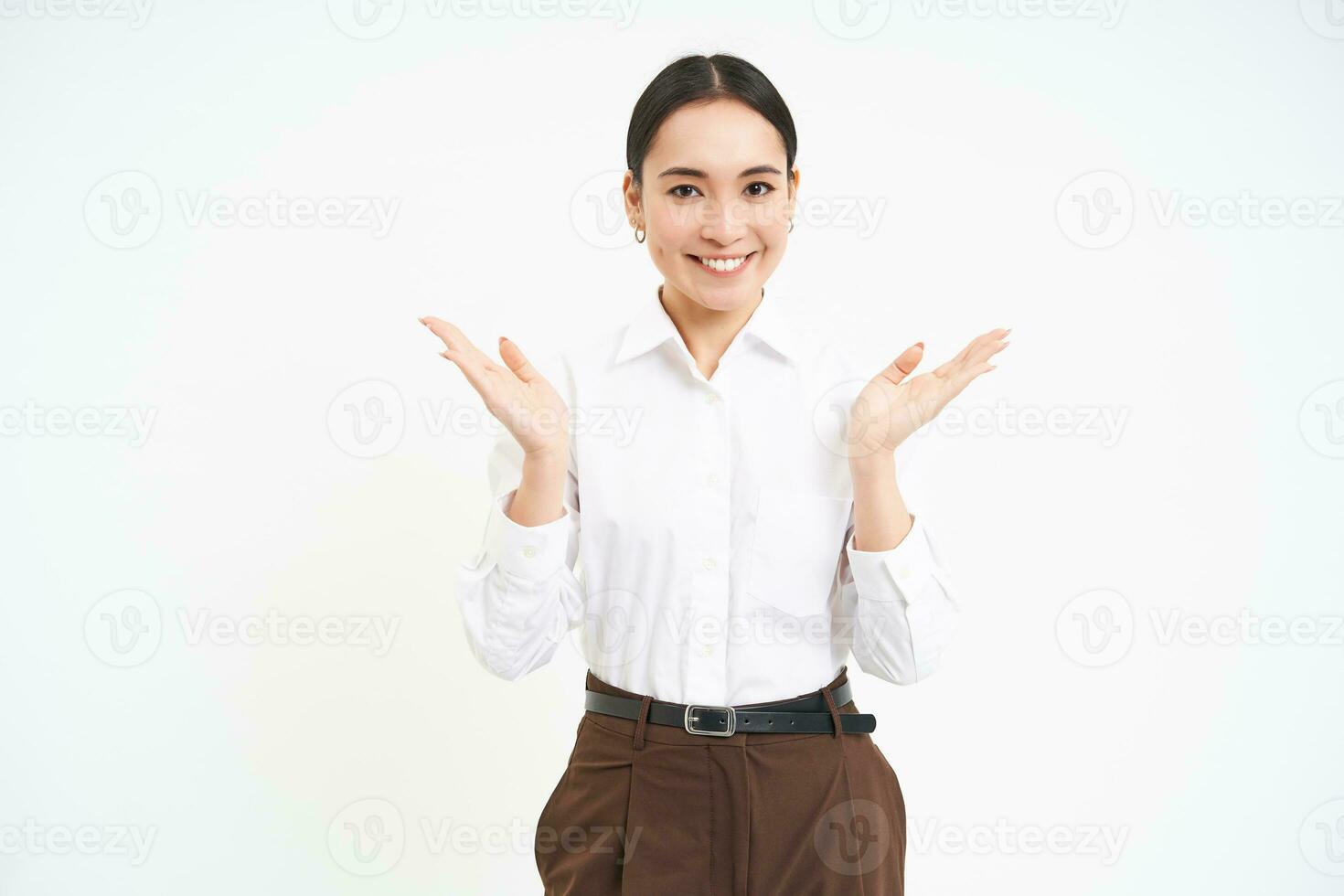 entusiasta hembra empresario aplaudir manos, dama jefe aplaudiendo, sonriente complacido, en pie terminado blanco antecedentes foto