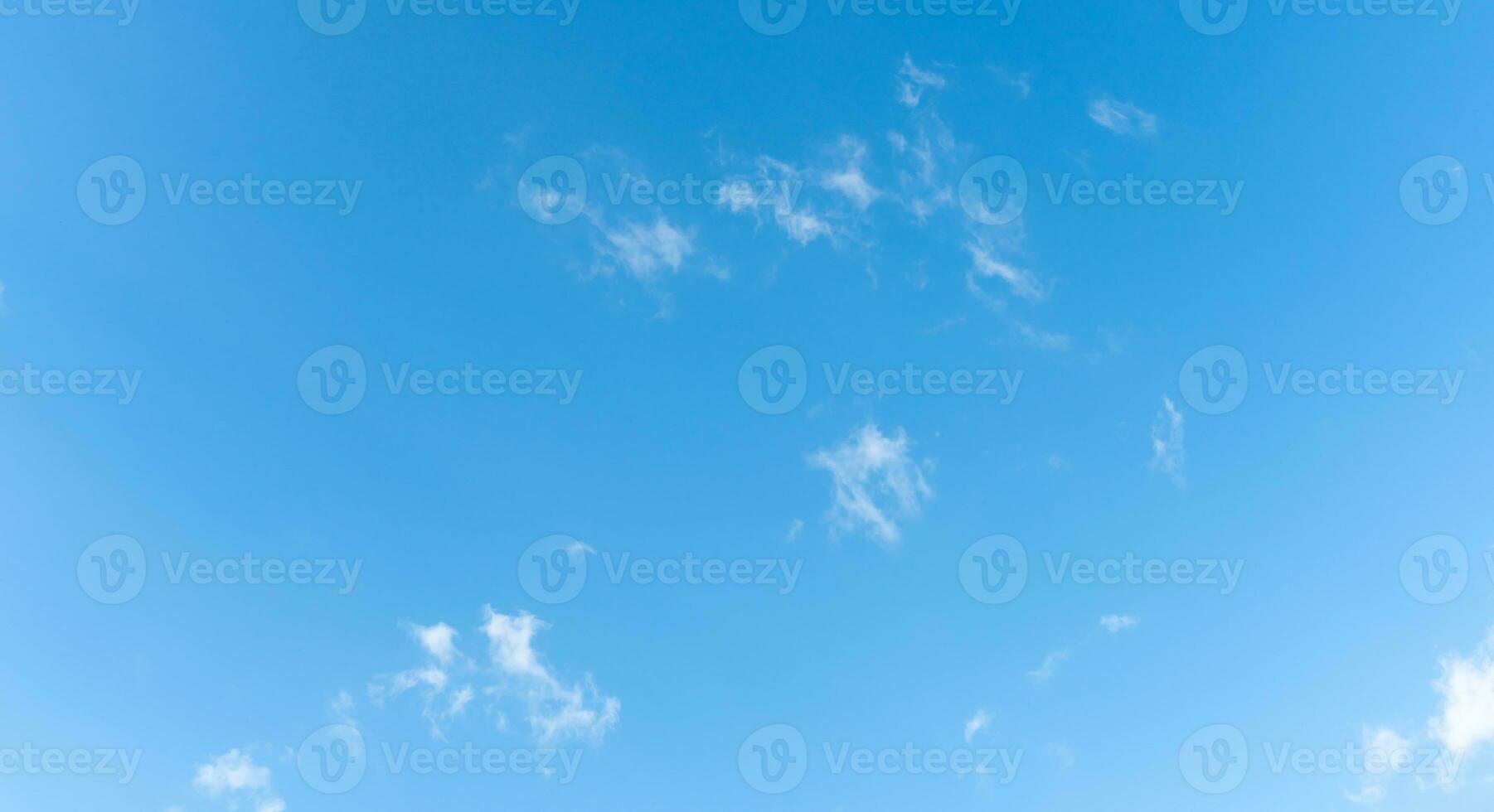 hermosa azul cielo con extraño forma de nubes en el Mañana o noche usado como natural antecedentes textura en decorativo Arte trabajar. foto