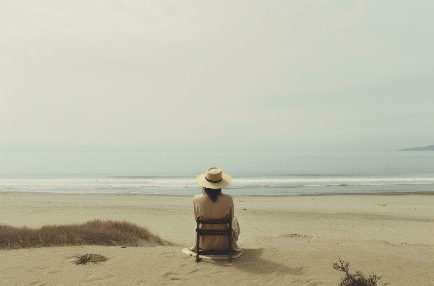 ai generado mujer en sombrero sentado en playa en frente de el mar foto