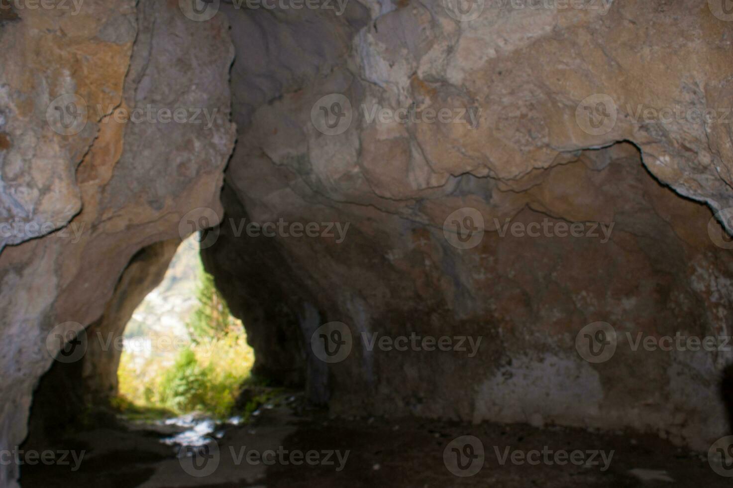 un cueva con un hombre en pie dentro foto