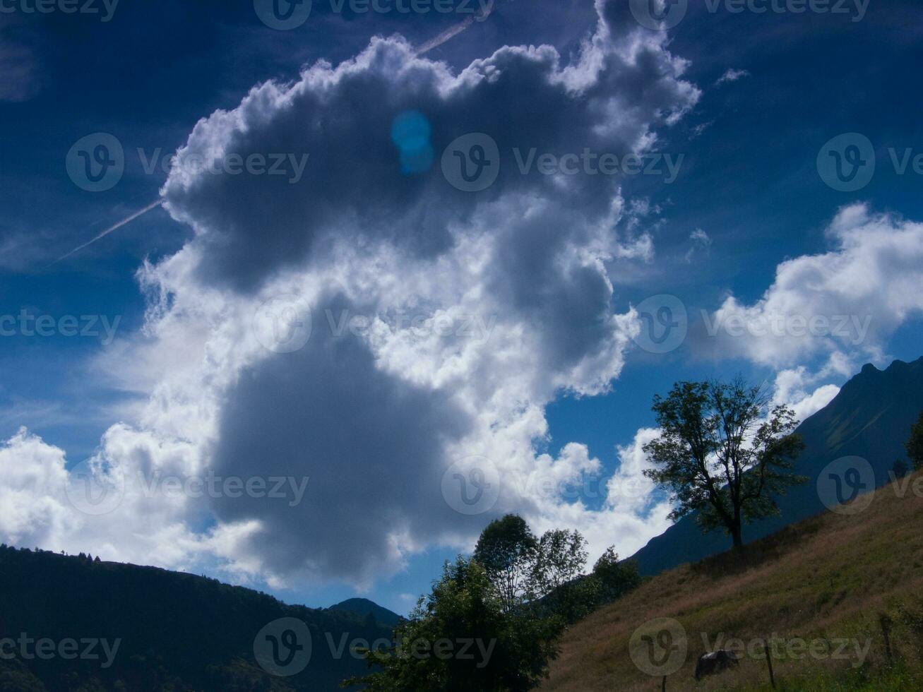 un grande nube en el cielo foto