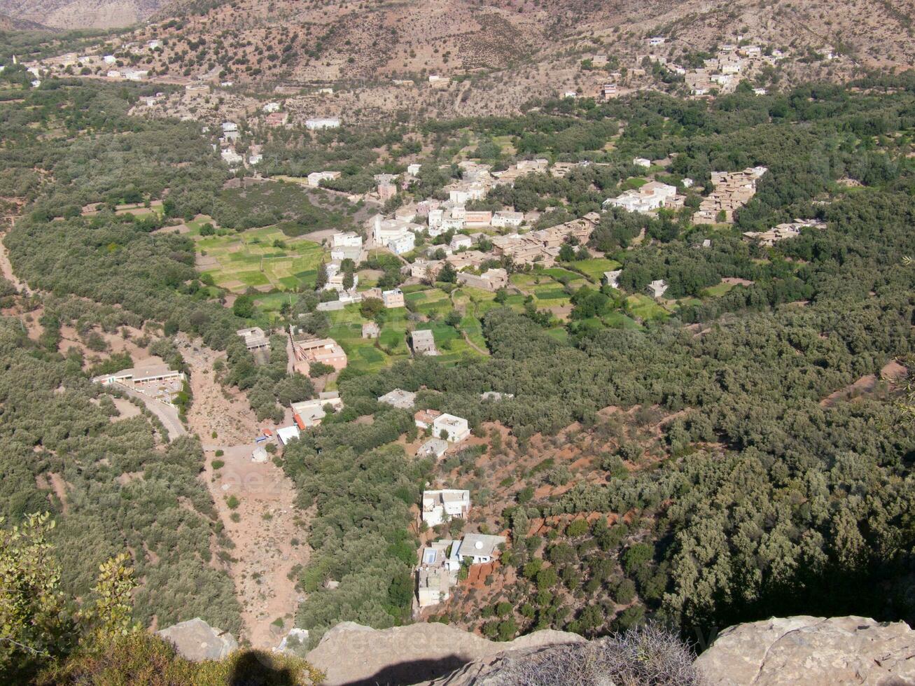 un ver de un pueblo desde un montaña foto