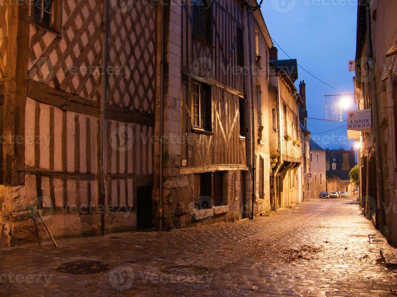 un calle con un pocos edificios foto