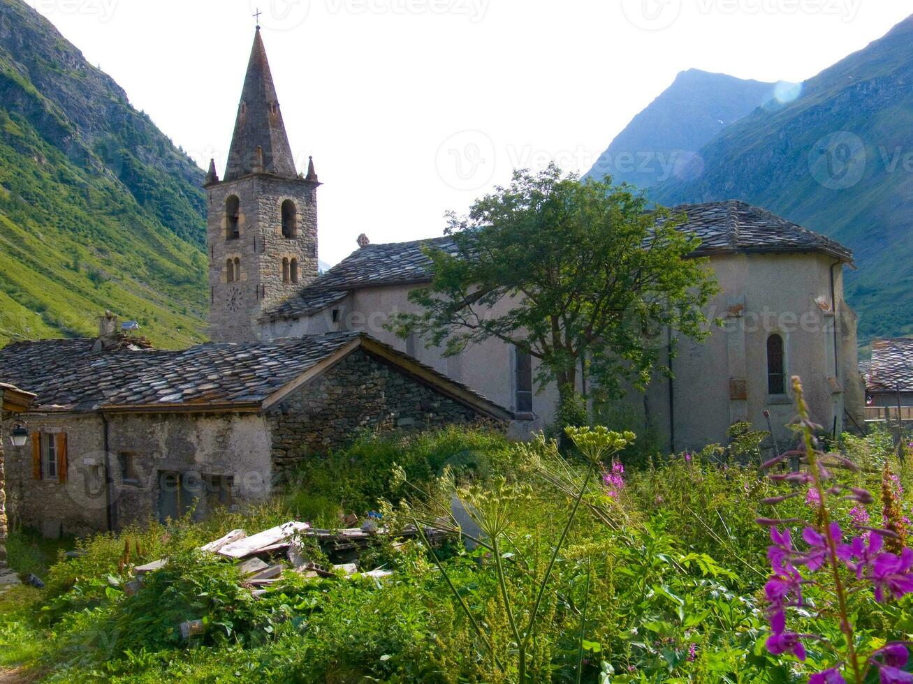 un Iglesia con un campanario foto