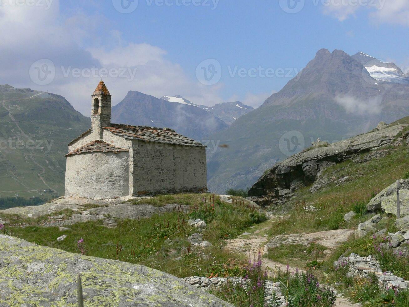 a small stone building photo