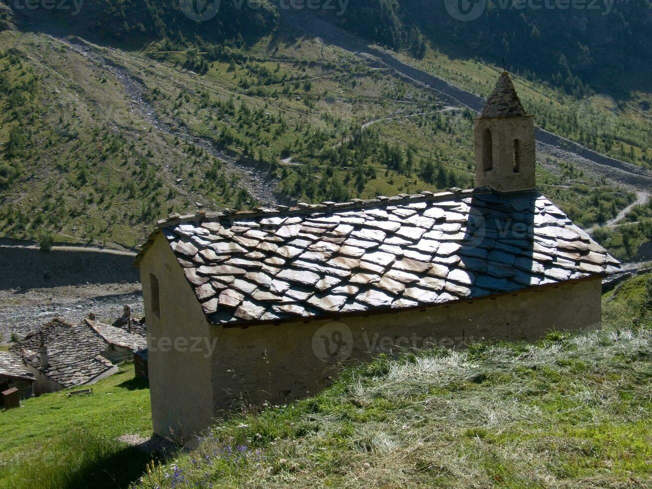 un pequeño Roca edificio foto