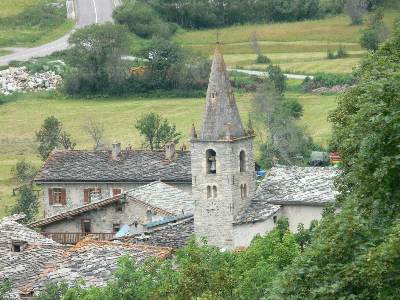 un pequeño pueblo con un reloj torre foto