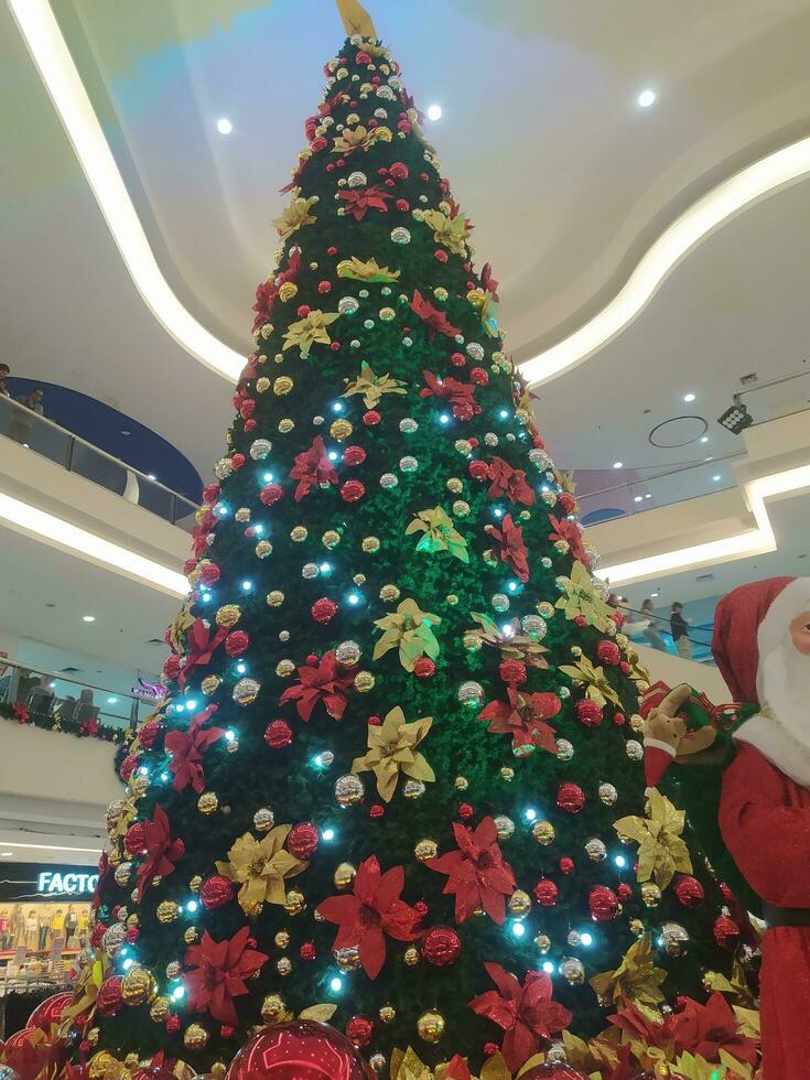 Christmas tree decorations are complete with accessories photo