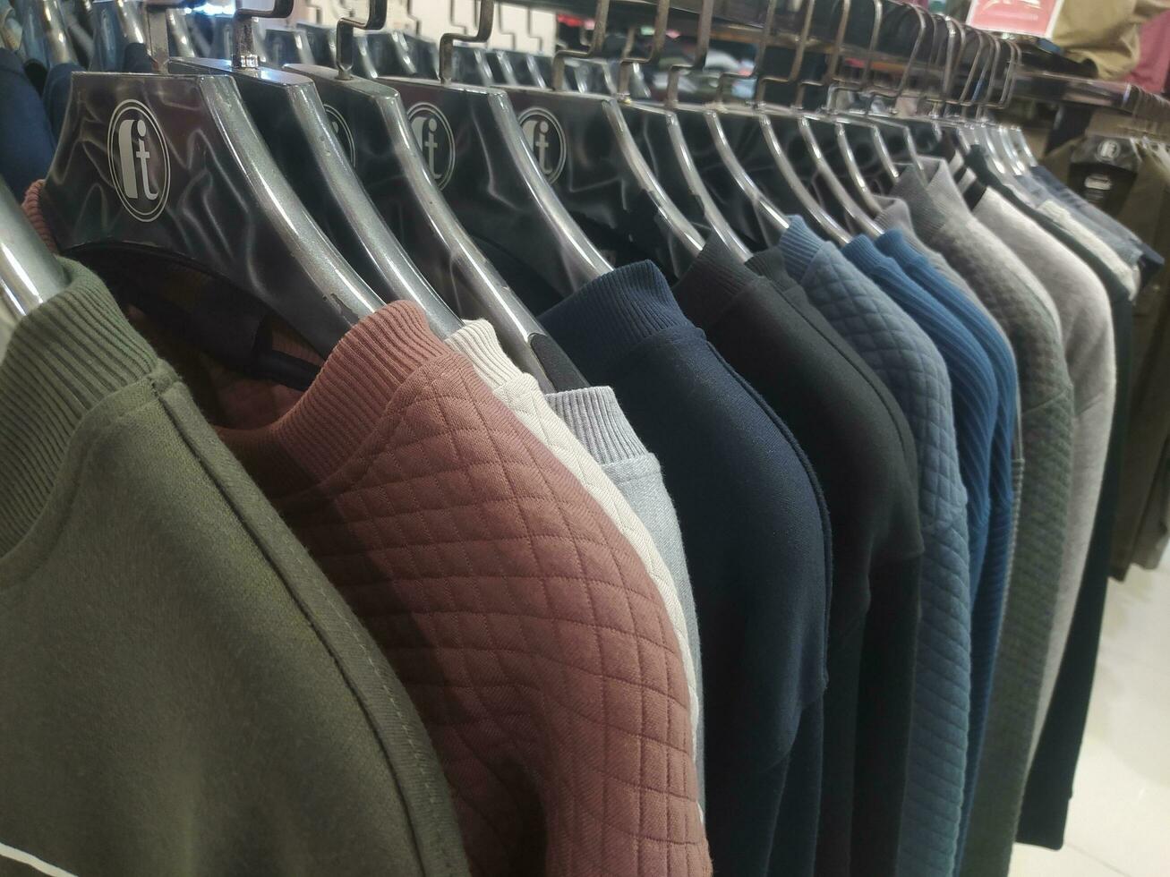Penjualan besar di toko pakaian. Stok. Diskon photo