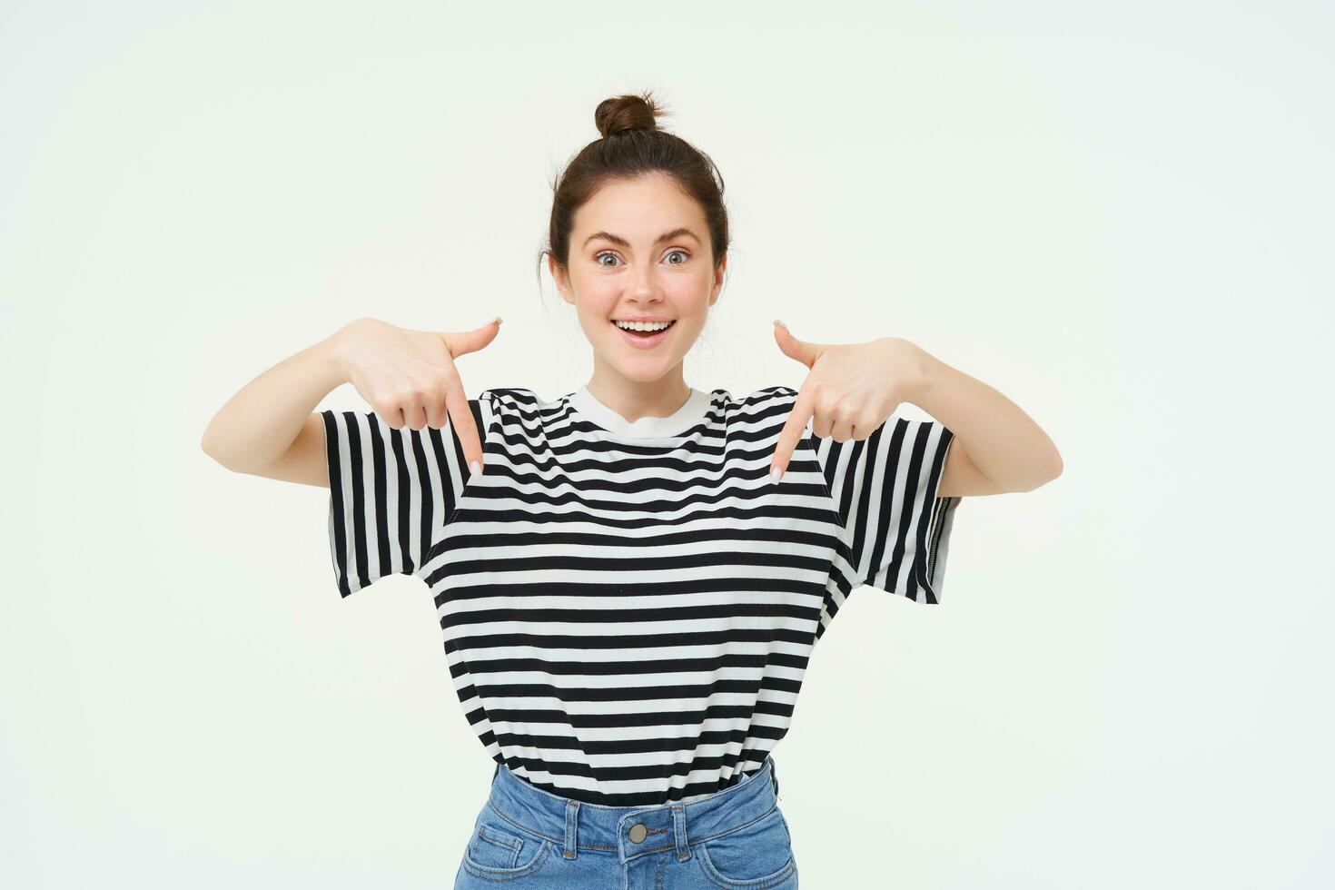 estilo de vida y anuncio concepto. joven sonriente mujer, moderno chica, señalando dedo a promoción, demostración bandera, sitio con texto, aislado en blanco antecedentes foto