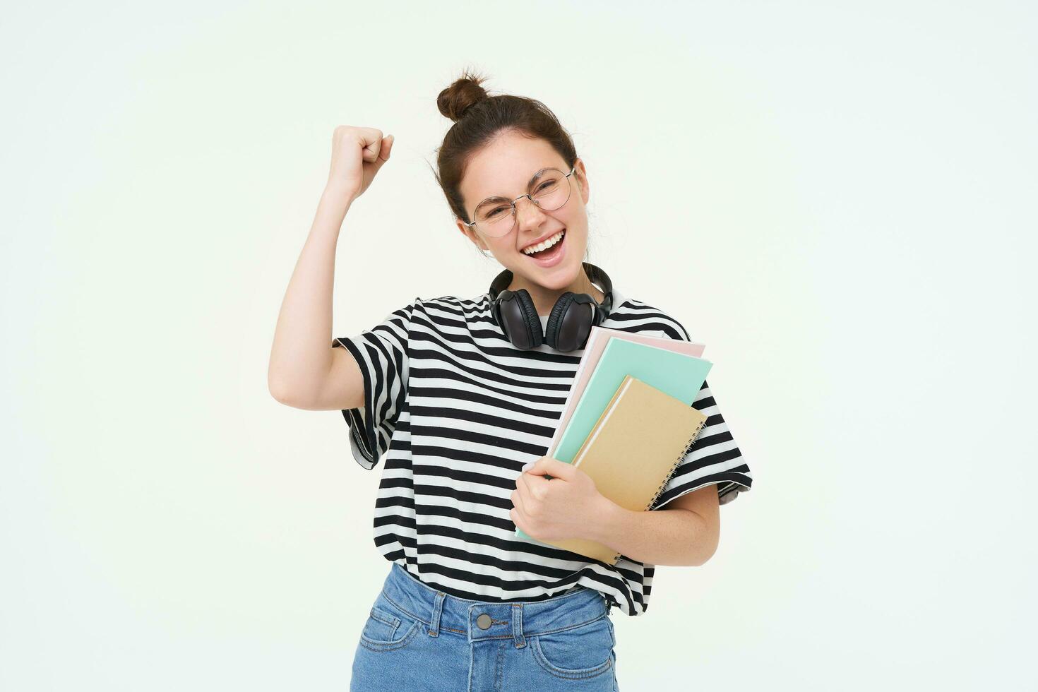 entusiasta joven mujer en anteojos, profesor celebrando, levantamiento mano arriba y aplausos, triunfando con alegre sonrisa, blanco antecedentes foto