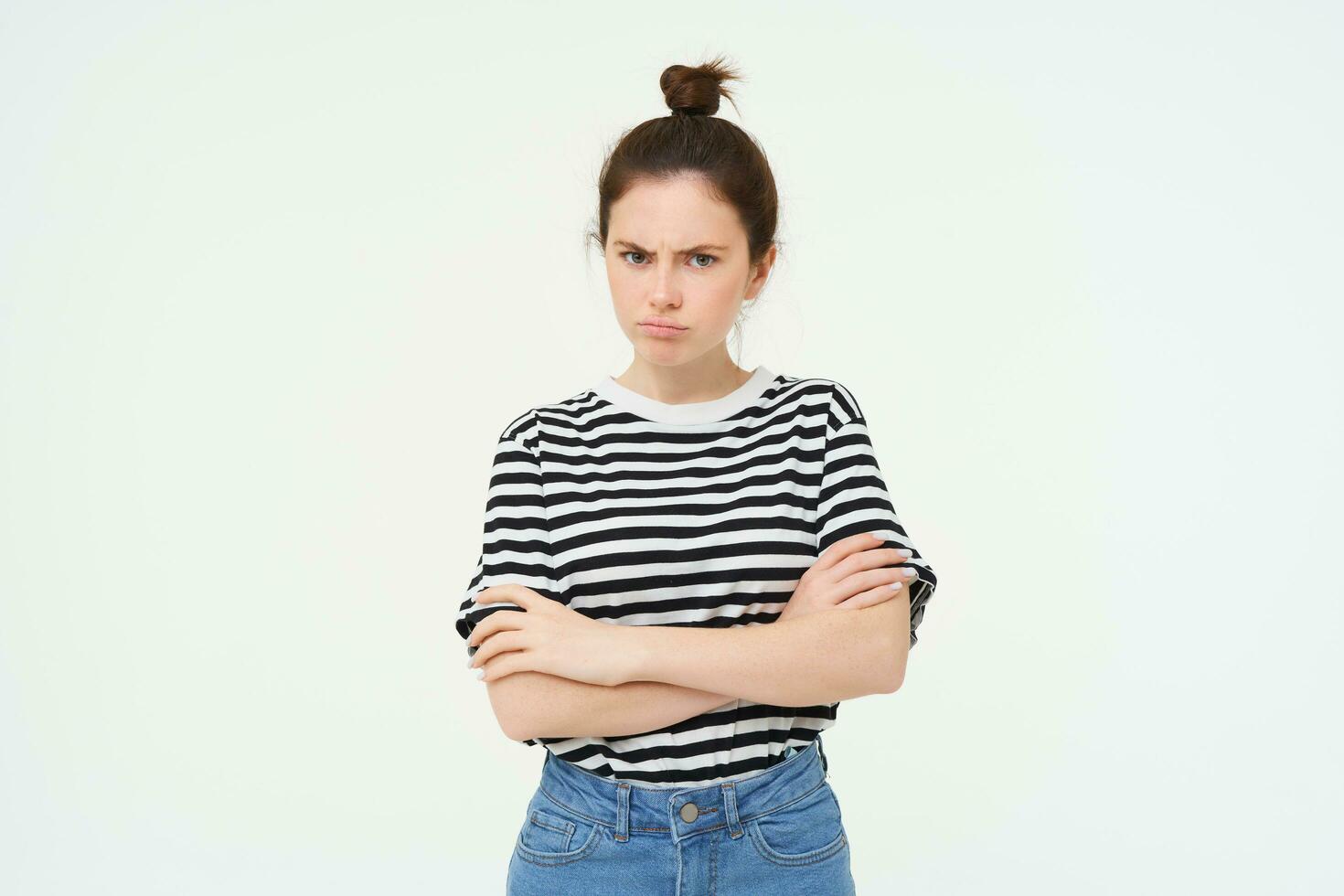 retrato de enojado, ofendido joven mujer, cruzar brazos en cofre y haciendo pucheros, mirando a cámara con insultado cara expresión, aislado terminado blanco antecedentes foto