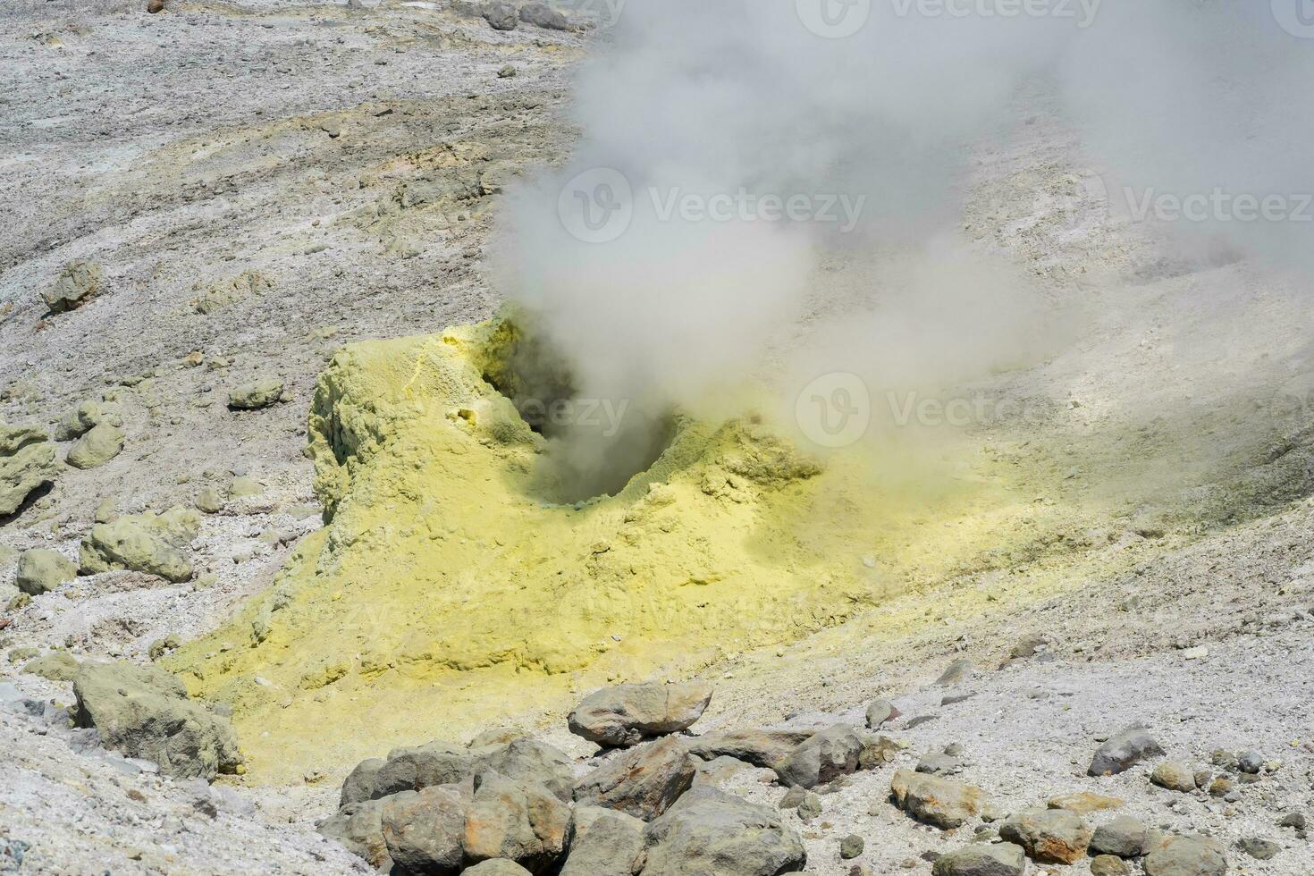 de fumar solfatara entre azufre depósitos en el Pendiente de el volcán foto