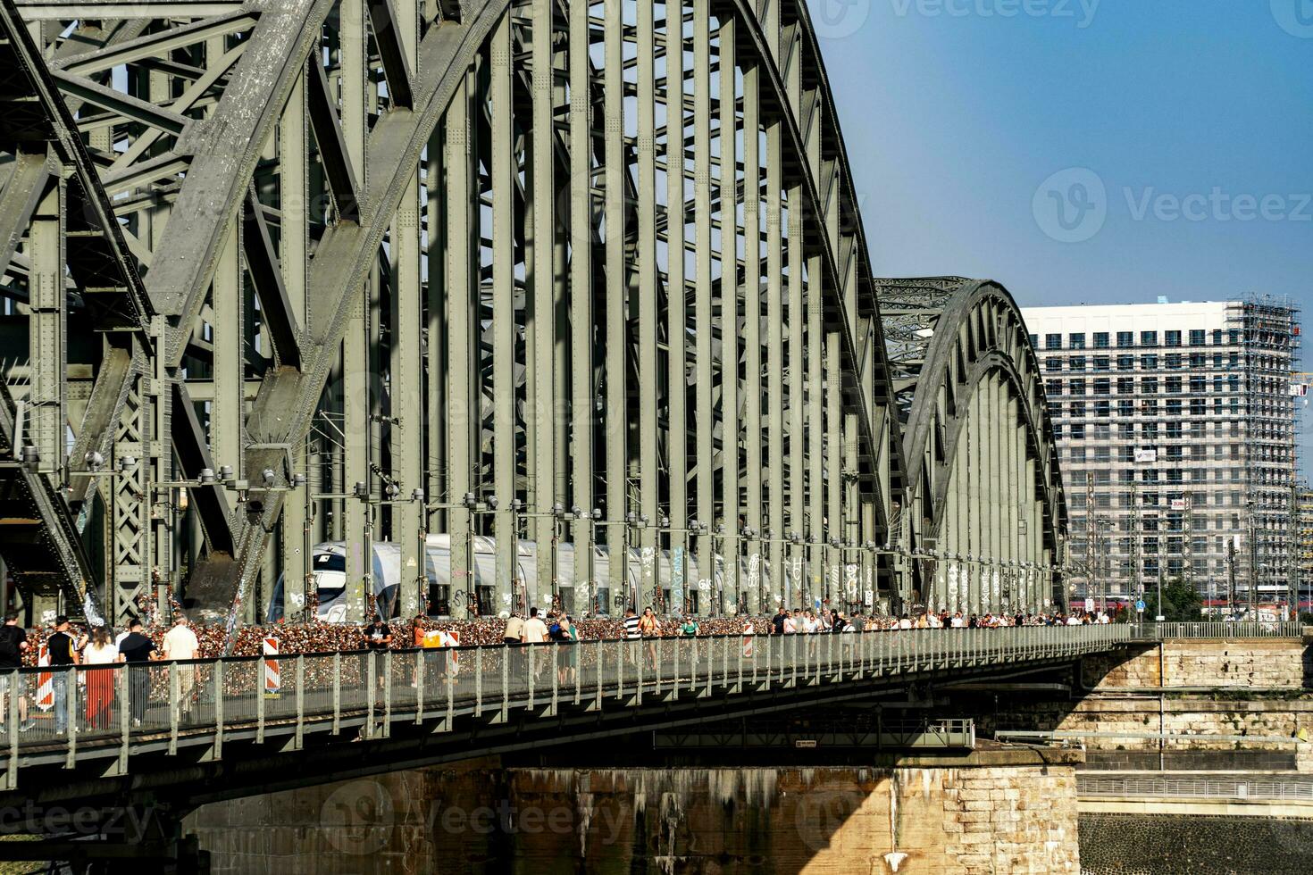 hohenzollern puente en un soleado día foto