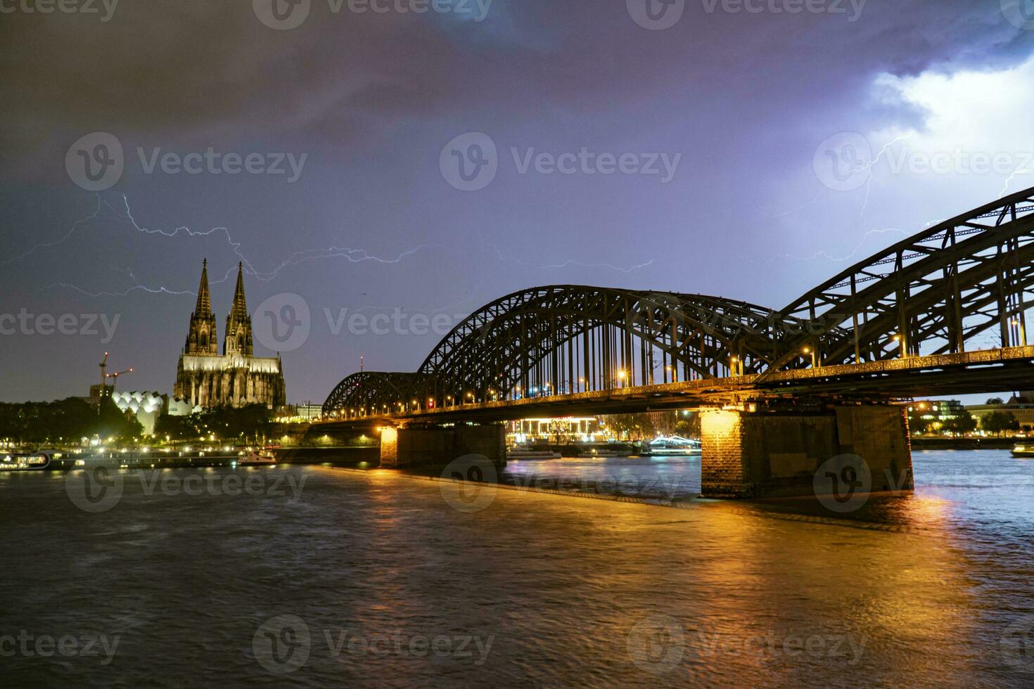 relámpago y dramático tormenta nubes terminado Colonia catedral y hohenzollern puente foto