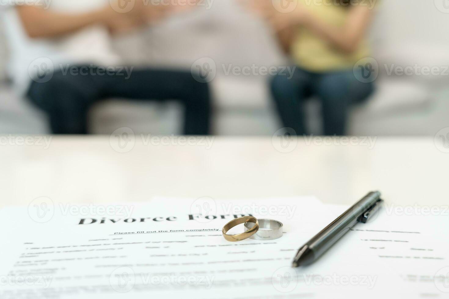 pelea, divorcio. marido y mujer quitan el anillo de matrimonio. parejas desesperadas y decepcionadas después del matrimonio. documento de divorcio, molesto y frustrado después del conflicto. desconfianza, problemas de amor, traiciones foto