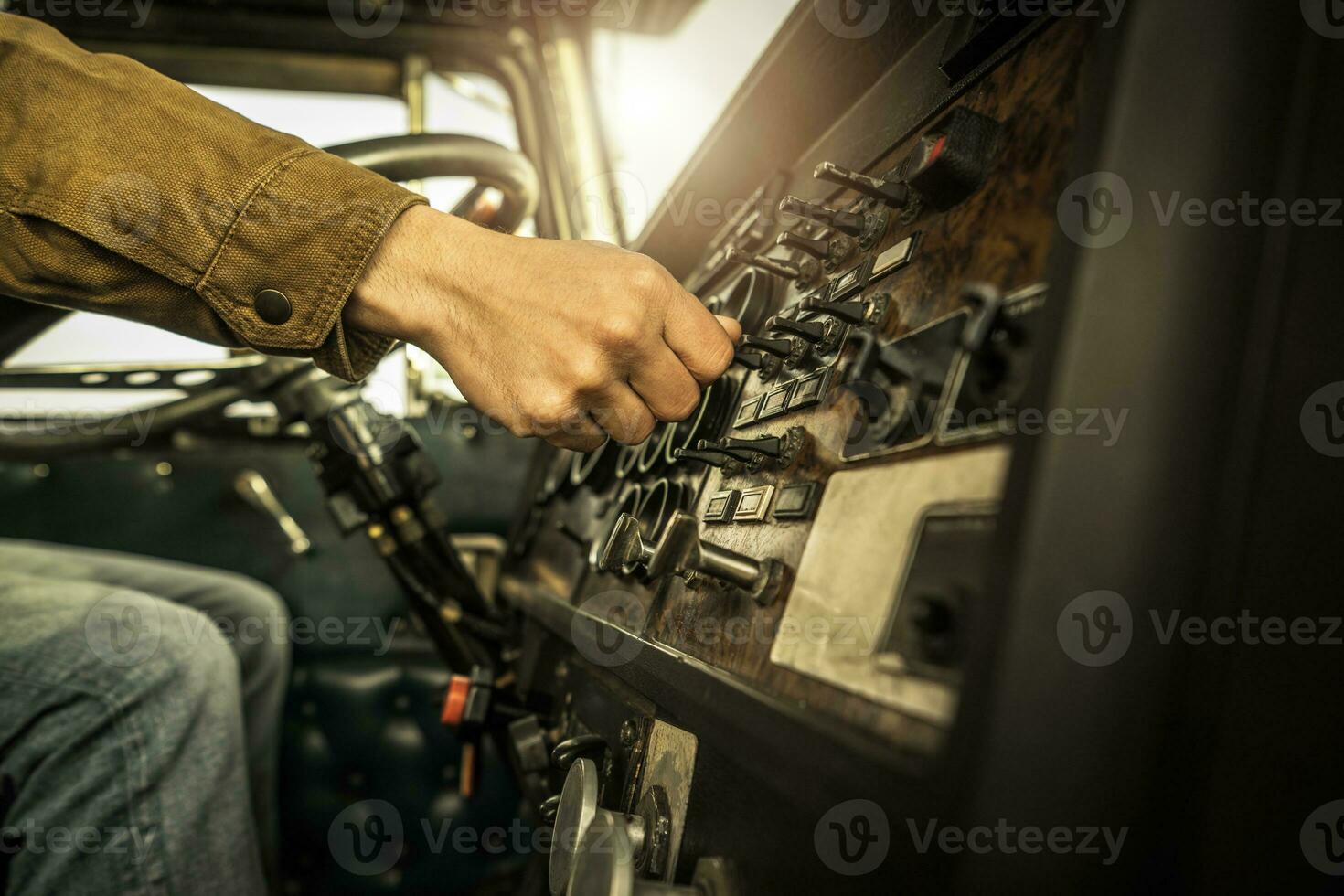 conductor traspuesta tablero botones dentro su clásico semi camión foto