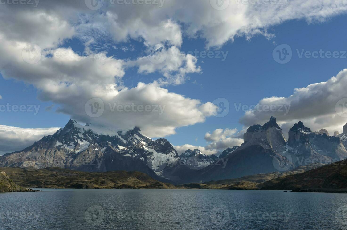 cuernos del dolor, torres del paine nacional parque y lago pehoé, chileno Patagonia, Chile foto