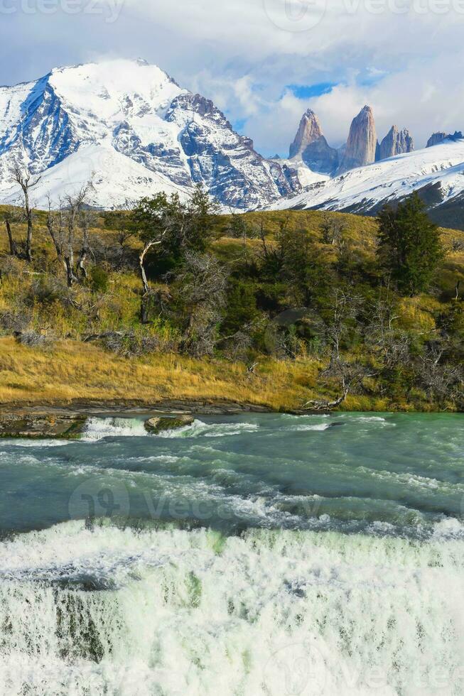 cascada, cuernos del paine detrás, torres del paine nacional parque, chileno Patagonia, Chile foto