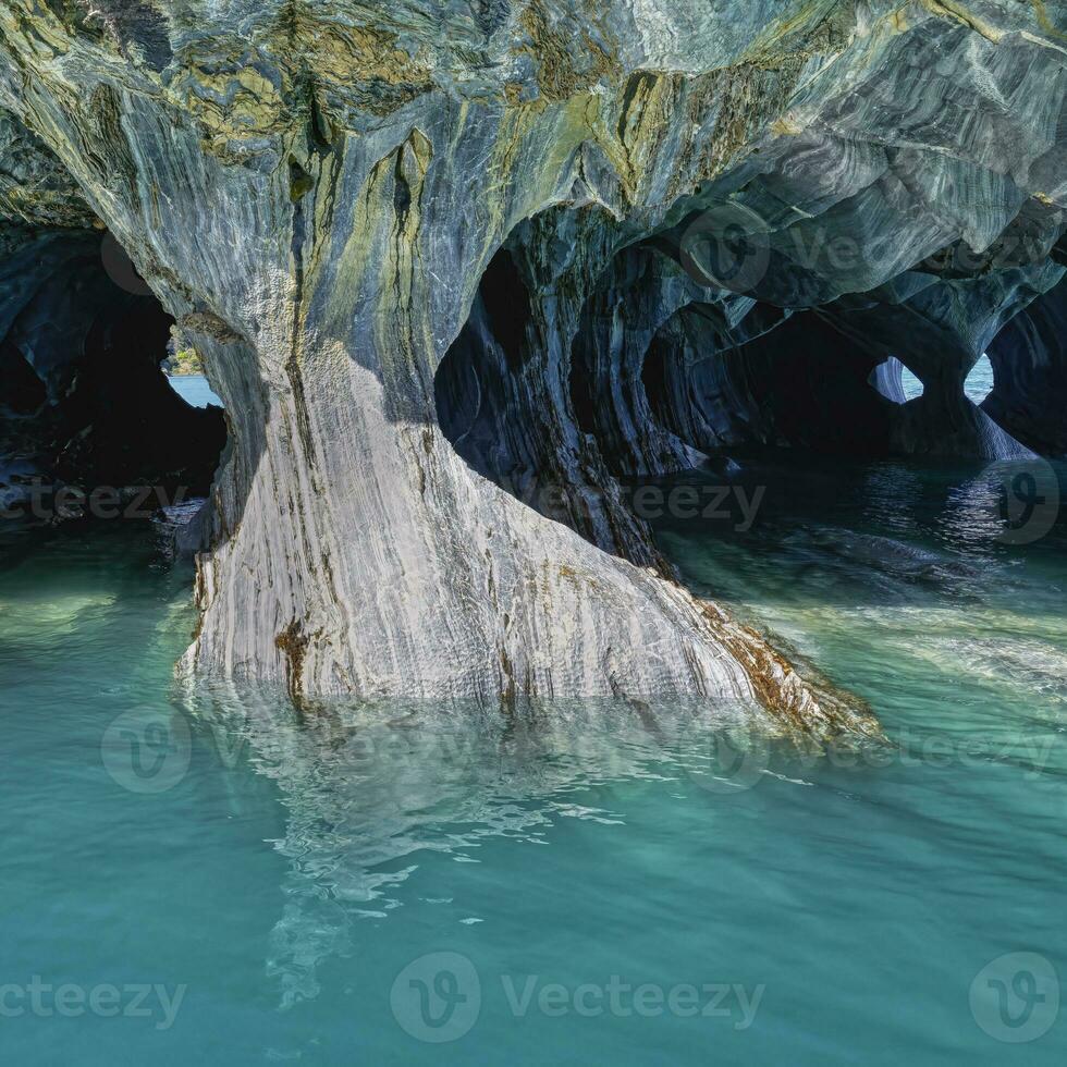 mármol cuevas santuario, extraño rock formaciones causado por agua erosión, general carrera lago, puerto rio tranquilo, aysén región, Patagonia, Chile foto