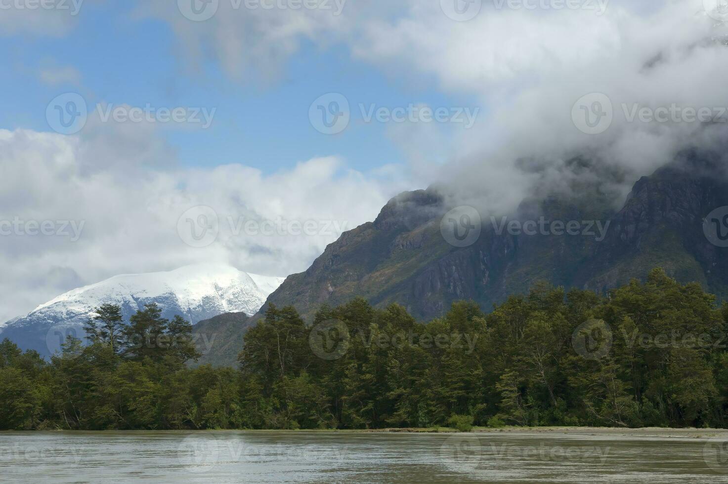 nieve cubierto picos en nubes, caleta tortilla, aysén región, Patagonia, Chile foto