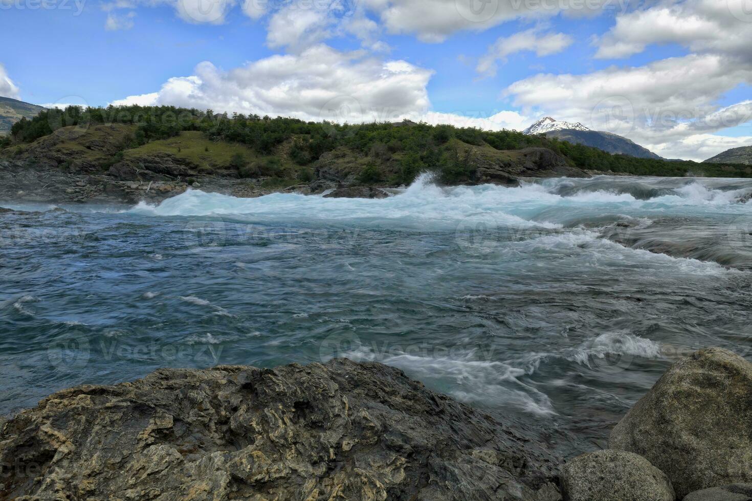 rápidos a el confluencia de azul panadero río y gris neff río, Panamericano autopista Entre cochrane y puerto guadal, aysén región, Patagonia, Chile foto