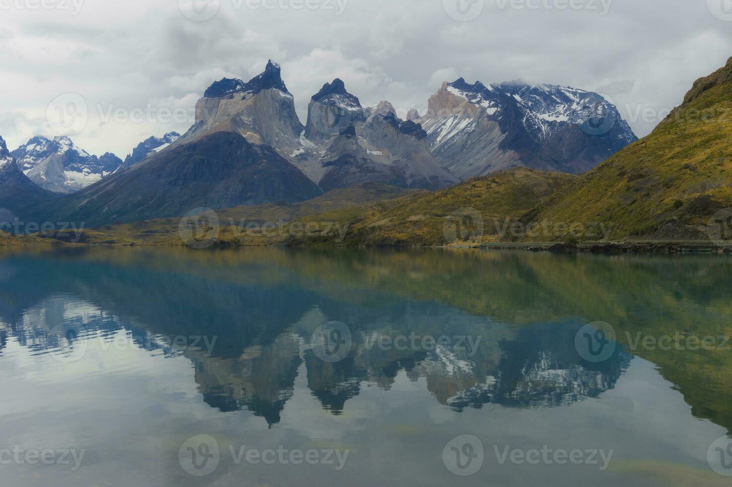 cuernos del paine reflejando en lago pehoé, torres del paine nacional parque, chileno Patagonia, Chile foto